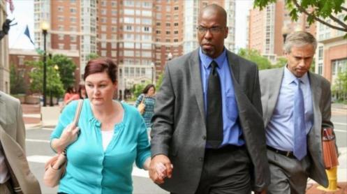 Sterling (centro) junto a su esposa, Holly, y su abogado Barry Pollack tras abandonar la corte. 11 de mayo de 2015.
