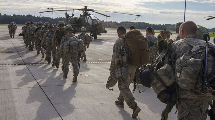 Paracaidistas de las Fuerzas Armadas de EE.UU. abandonan la base aérea de Lielvarde en Letonia / The U.S. Army