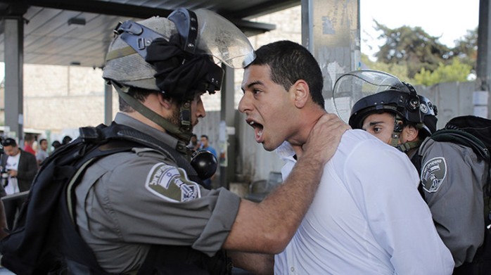 Un agente de la Policía fronteriza israelí detiene a un manifestante palestino / Ammar Awad / Reuters
